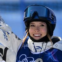 谷爱凌“龙袍”战衣征服外媒！金龙飞腾，就是行走的中国文化名片啊！