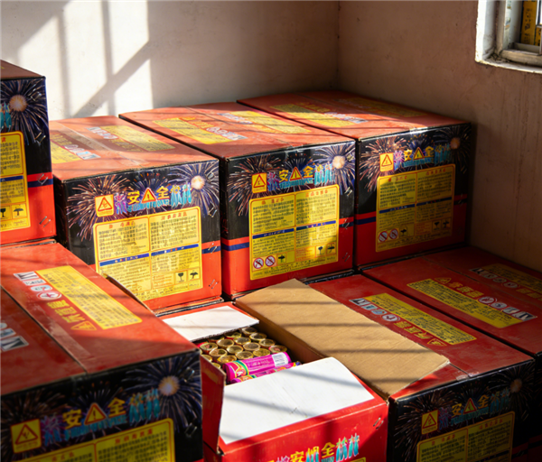 过年燃放烟花残骸烧毁奔驰豪车 法院判了：赔27万多