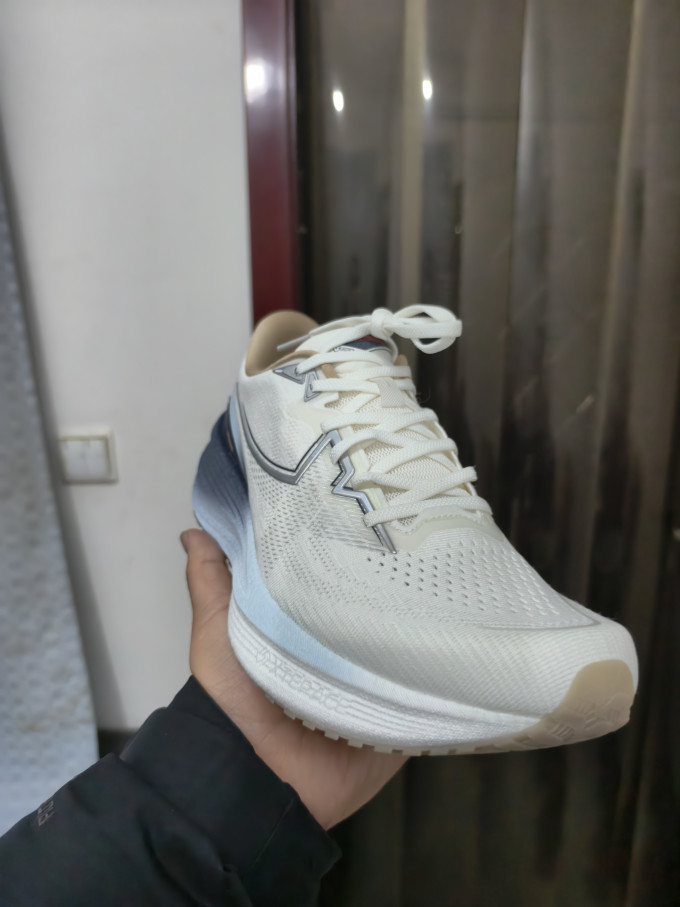 特步跑鞋