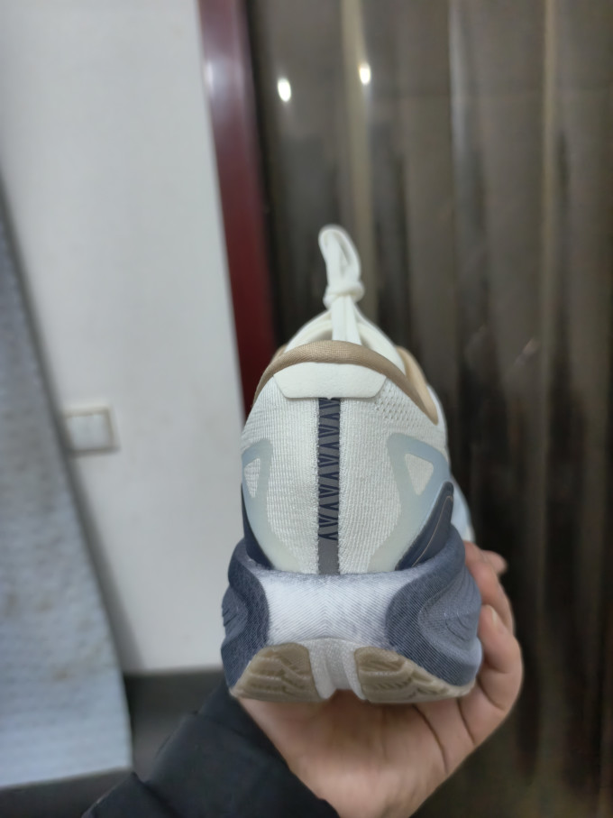 特步跑鞋