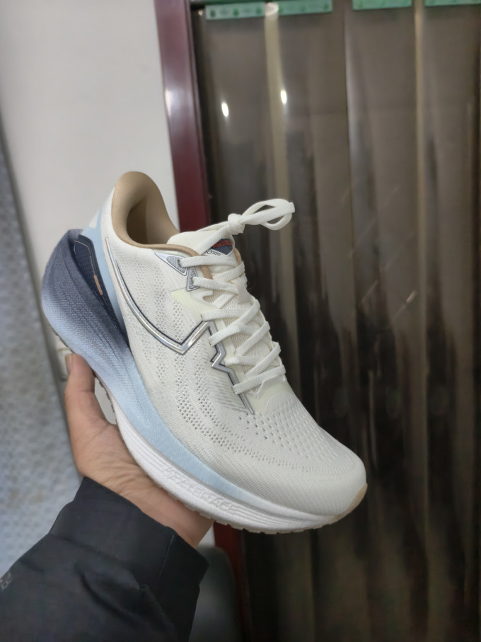 特步跑鞋