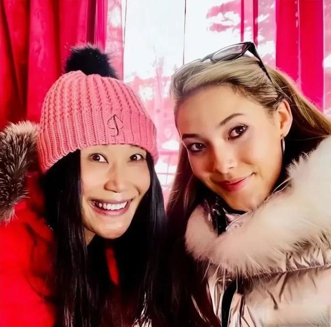谷爱凌妈妈是她,攻读生物却成商业女强人,今母女一同参加冬奥会