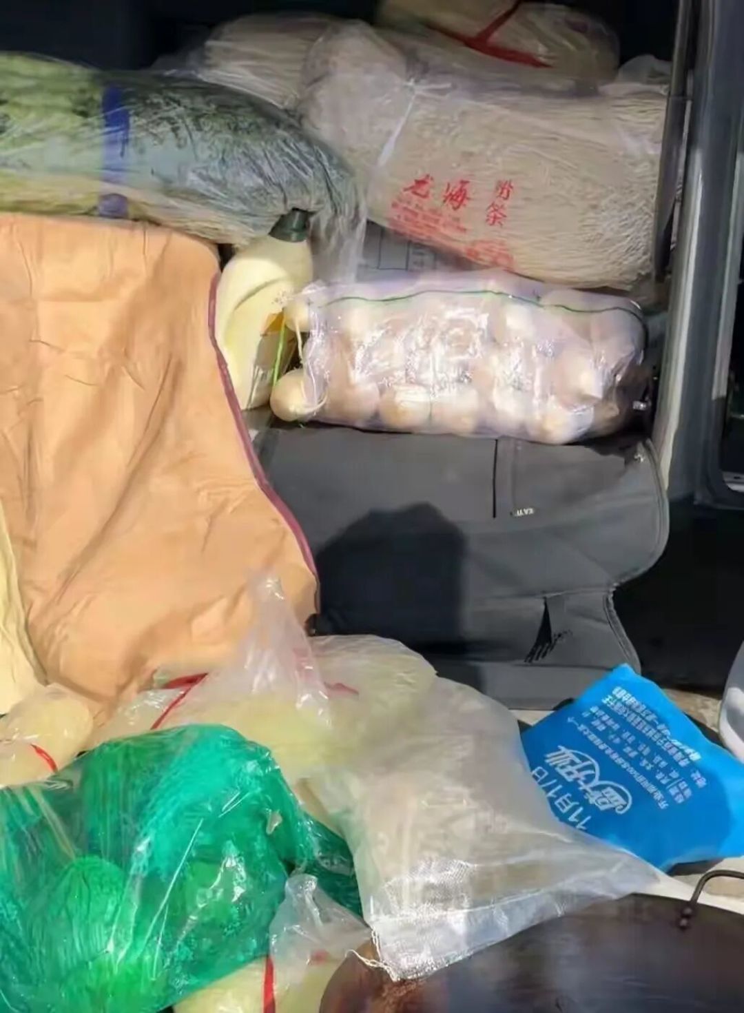春节一大家35口乘大巴自驾游,有司机导游出纳厨师,自带100斤米面、牛肉、士豆自己做饭