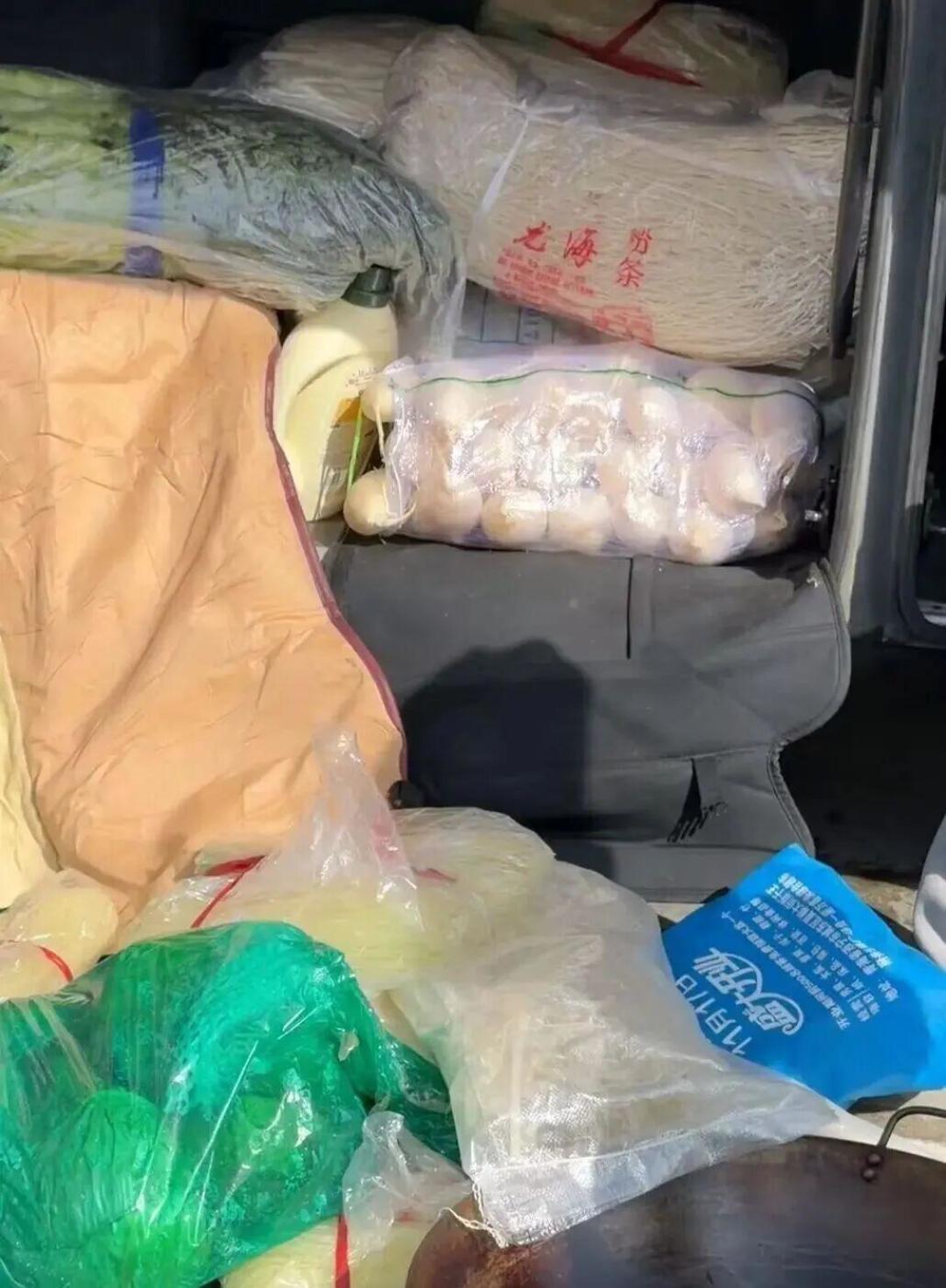 一家35口人开大巴春节自驾游:准备了100斤米面和厨具,沿途自己做饭!