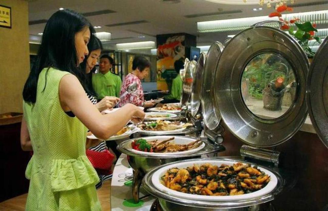 揭秘自助餐的层层套路：为什么你扶墙而出，却总也吃不回本