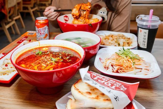 肉夹馍配凉皮堪称绝配，一口解腻一口香，味蕾快乐直接翻倍