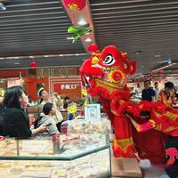 男孩花利是买金手镯送妈妈！金价高位震荡，水贝迎“开门红”