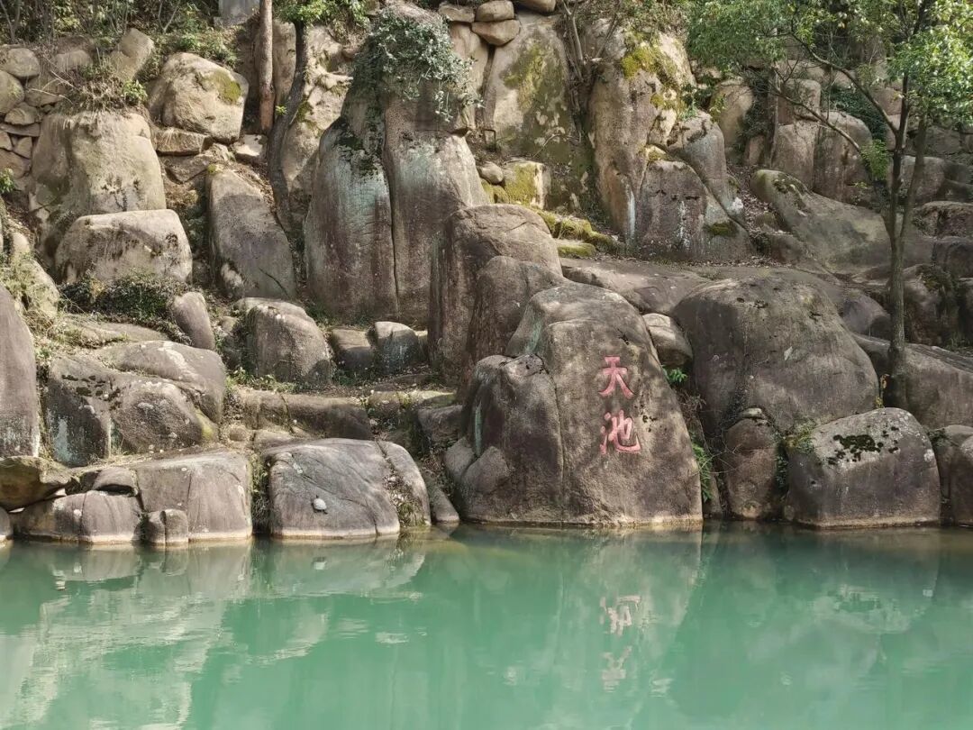 攀爬70度崖壁“鱼骨线”,遭遇了温柔江南的“野蛮”