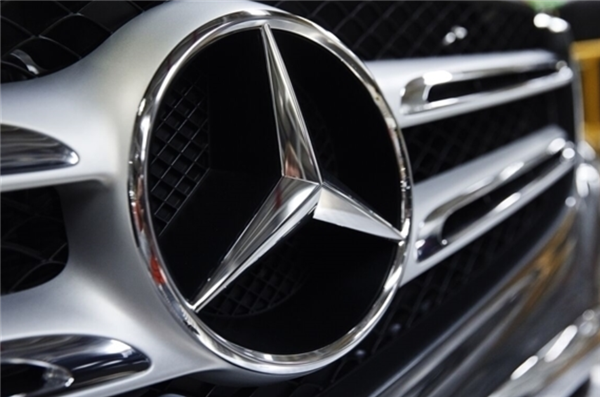 BBA老大地位不保！奔驰2025年在华营收大跌29% 全球利润直接腰斩