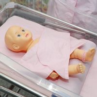 产科护士发明新型婴儿床垫套，家属赞不绝口！
