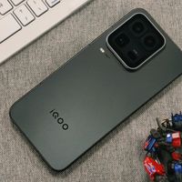 深入体验iQOO 15 Ultra全球顶级电竞手机：自带风扇、影像出众、全方位拉满，玩王者封神！