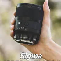 变轻了也更强了！适马ART 35/1.4 DG II实拍体验 适马ART 35mm F1.4 DG II发布于2026年2月24日，是一款全画幅微单镜头，提供索尼E和“马徕松”L卡口，海外定价1059美元。
与前代产品相比，新镜头不仅显著提升了便携性，还具有更优秀的画质与对焦性能。
#适马 #大光圈 #定焦镜头 #全画幅