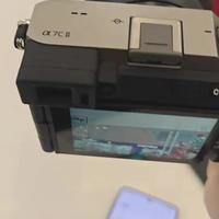 索尼7CM2(x7c2)新手扫盲，通用版
除了用手机开启软件跟相机连接，通过WiFi蓝牙传输以外，还可以通过一个小的读卡器。跟手机通过有线连接typec接口协议连接快速传输，而且方便高效。有的时候你们找不到他这个文件的位置，看一下最后照片和视频两个文件，分别在索尼存储卡里存放的位置就ok了 
#摄影器材 #7CM2 #索尼微单