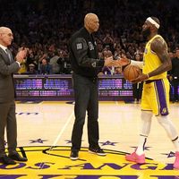 詹姆斯历史得分王球鞋值得收藏吗？23款配色引全网观点大PK