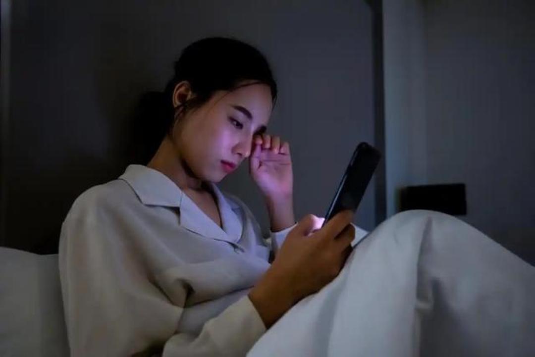医生再三提醒：天天熬夜玩手机的人，不出几个月，或有这4个坏处