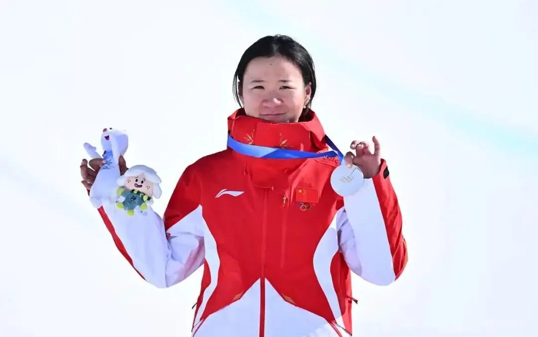 那两个在雪山上拥抱的中国女孩,让我看到了人生最好的两种模样