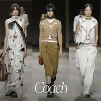 Coach 2026 春秀裙装杀疯了！皮质打底 + 低饱和纱衫，冷艳浪漫到骨子里！