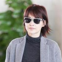 50岁梅婷剪了短发年轻25岁，穿灰色大衣+短靴，美得好像换了个人