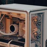 顶级银白全家桶丨乔思伯X400+5080+AERO主板，这套雪山美学咋样？