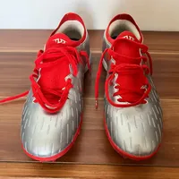 2024-2025年度主流足球鞋榜单高度趋同：轻量化、人造草适配性与实战反馈成核心指标