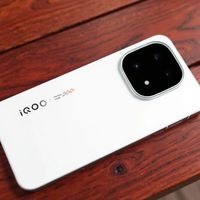 小米17系列引领行业集体对标苹果，旗舰手机发布策略全面趋同