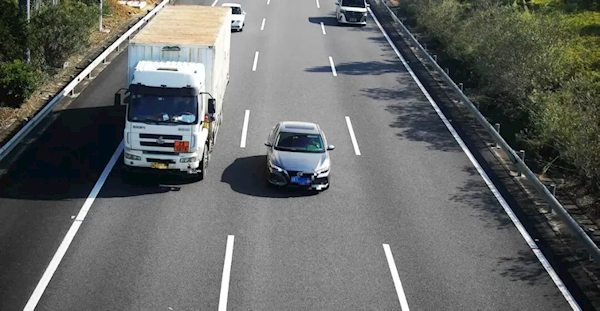 多辆车高速上龟速行驶 被广东交警罚200记3分！网友：建议全国推广