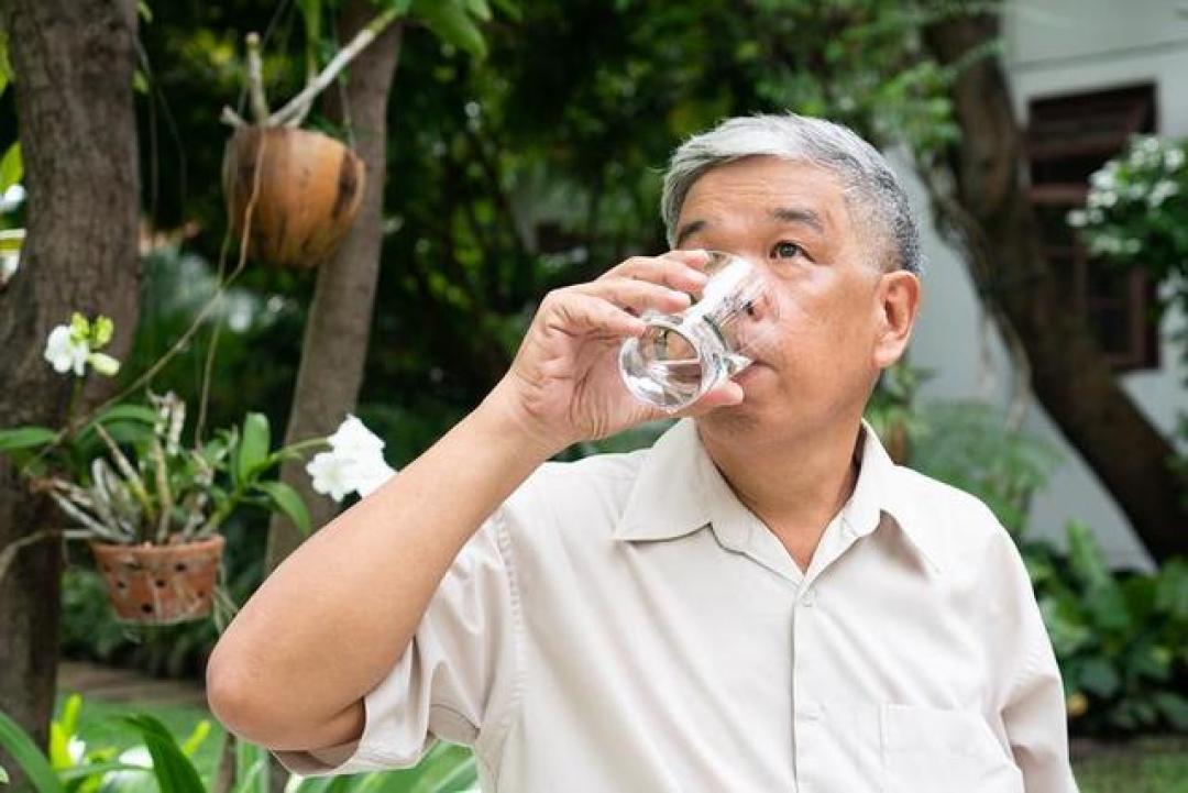 55岁男子确诊肾结石,天天喝柠檬水,半年后复查,医生:喝啥了?