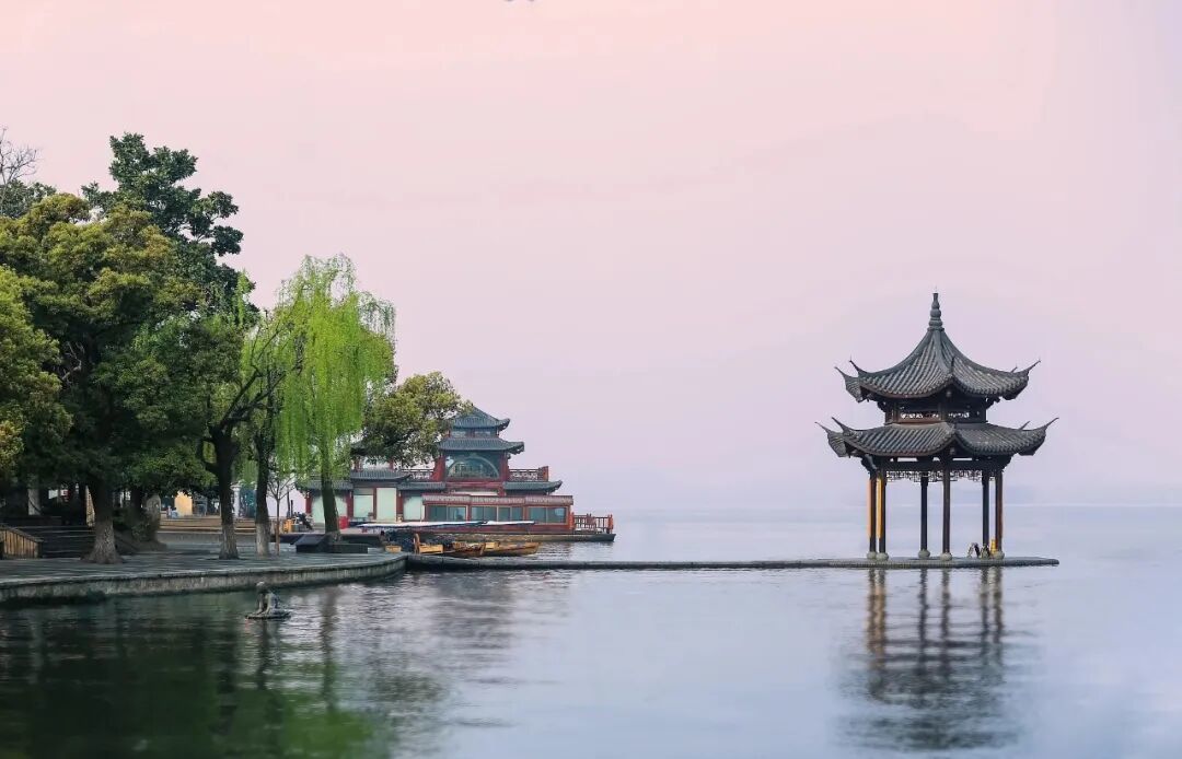 西湖景区遭网暴，骂“贵”引舆情