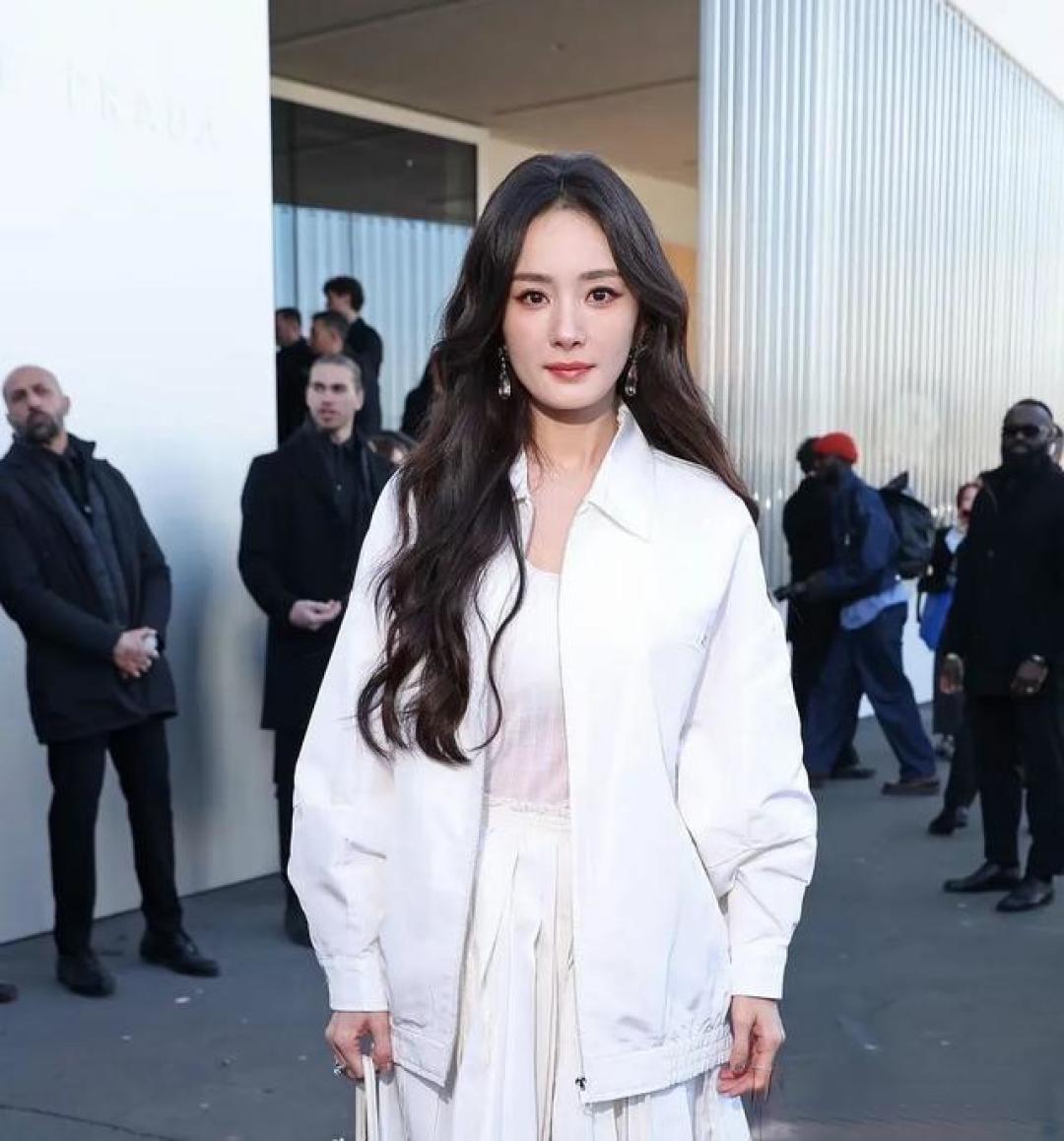 Prada生图堪比“卸妆水”：杨幂贾玲状态封神，有人造型翻车