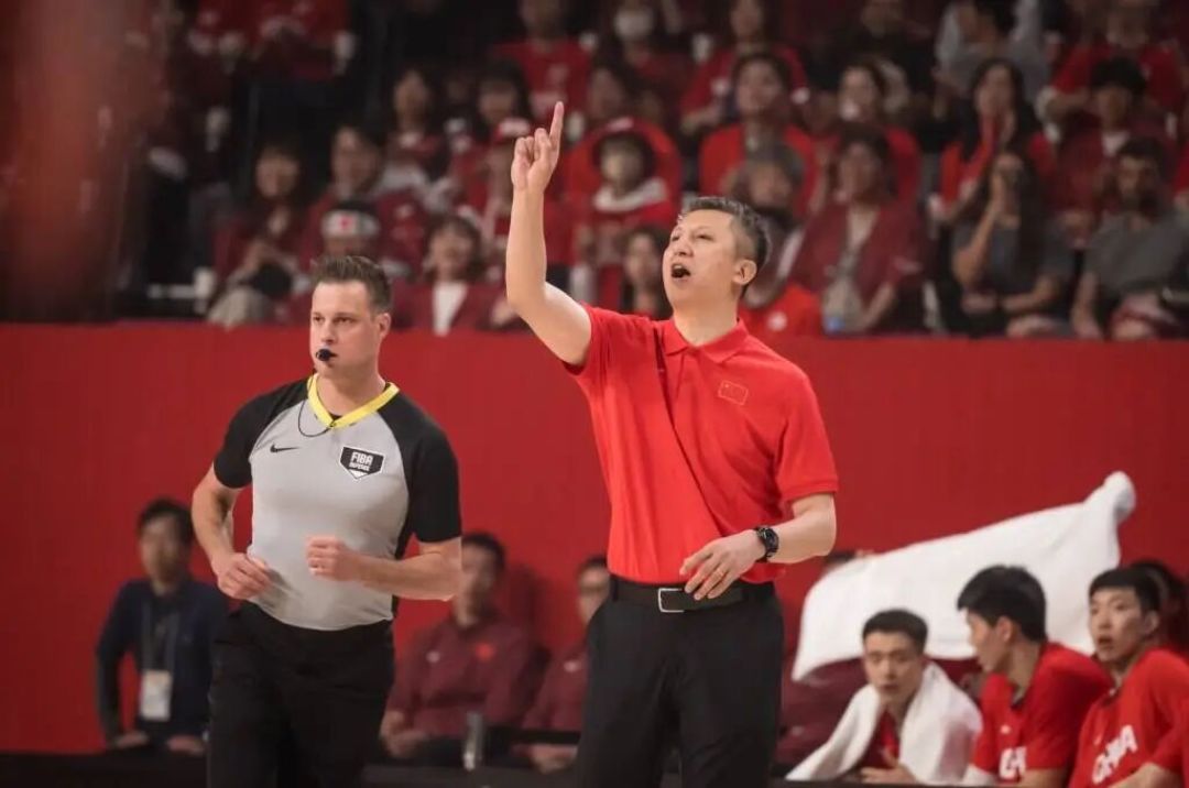 任由无情黑哨压制,男篮不惧困难逆转日本,赵继伟、胡金秋真乃定海神针!
