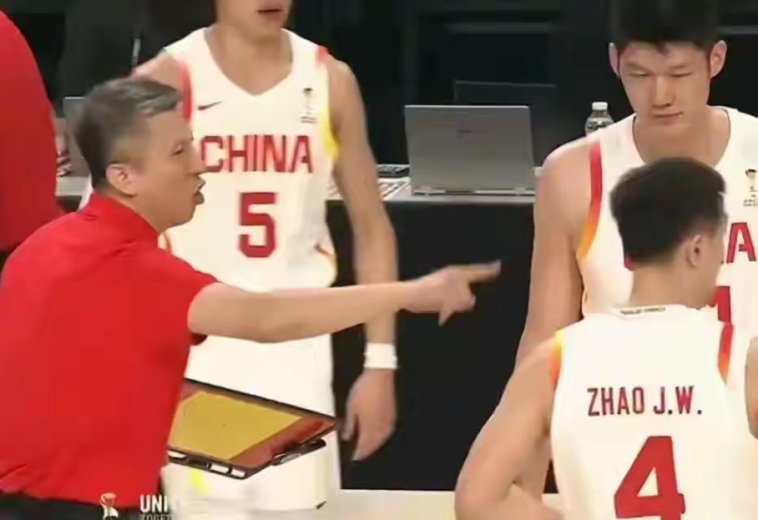任由无情黑哨压制,男篮不惧困难逆转日本,赵继伟、胡金秋真乃定海神针!