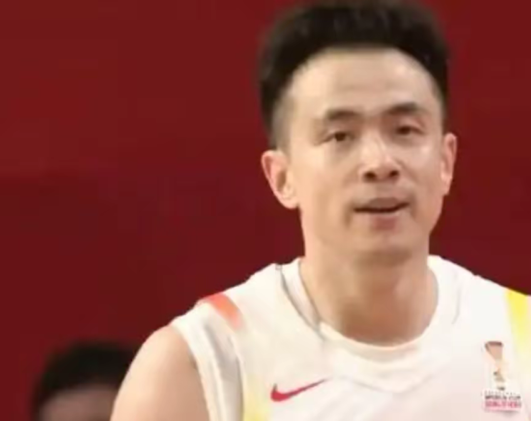 任由无情黑哨压制,男篮不惧困难逆转日本,赵继伟、胡金秋真乃定海神针!