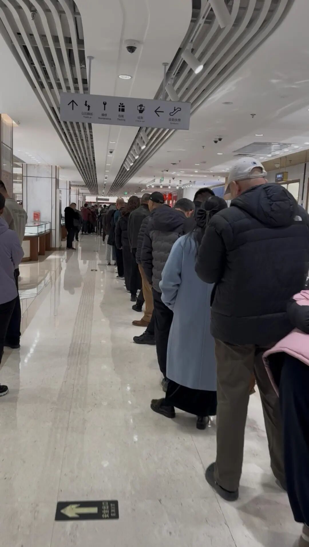 黄金史诗级涨跌,市场买卖两头热!柜台挤爆,“05后”入局“炒金”