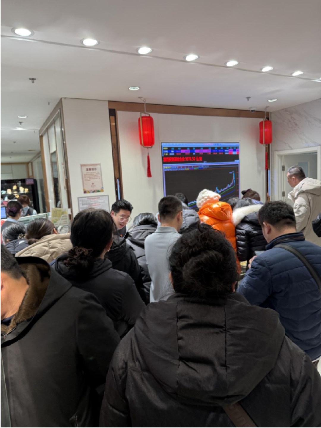 黄金史诗级涨跌,市场买卖两头热!柜台挤爆,“05后”入局“炒金”