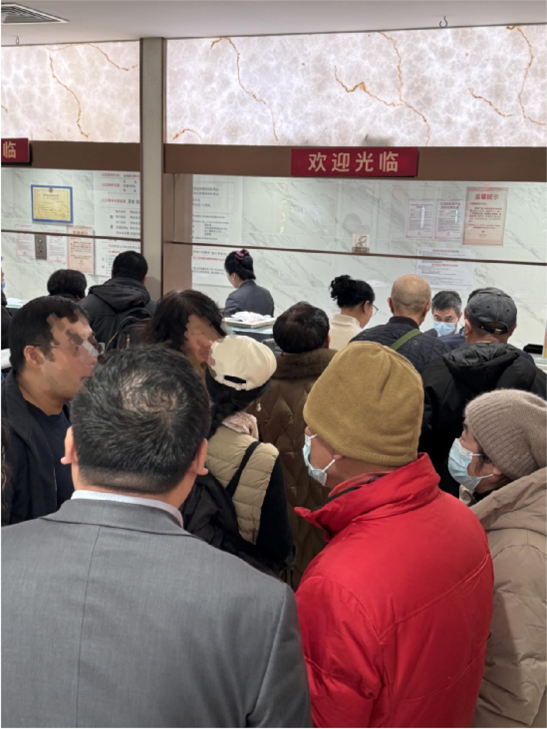 黄金史诗级涨跌,市场买卖两头热!柜台挤爆,“05后”入局“炒金”