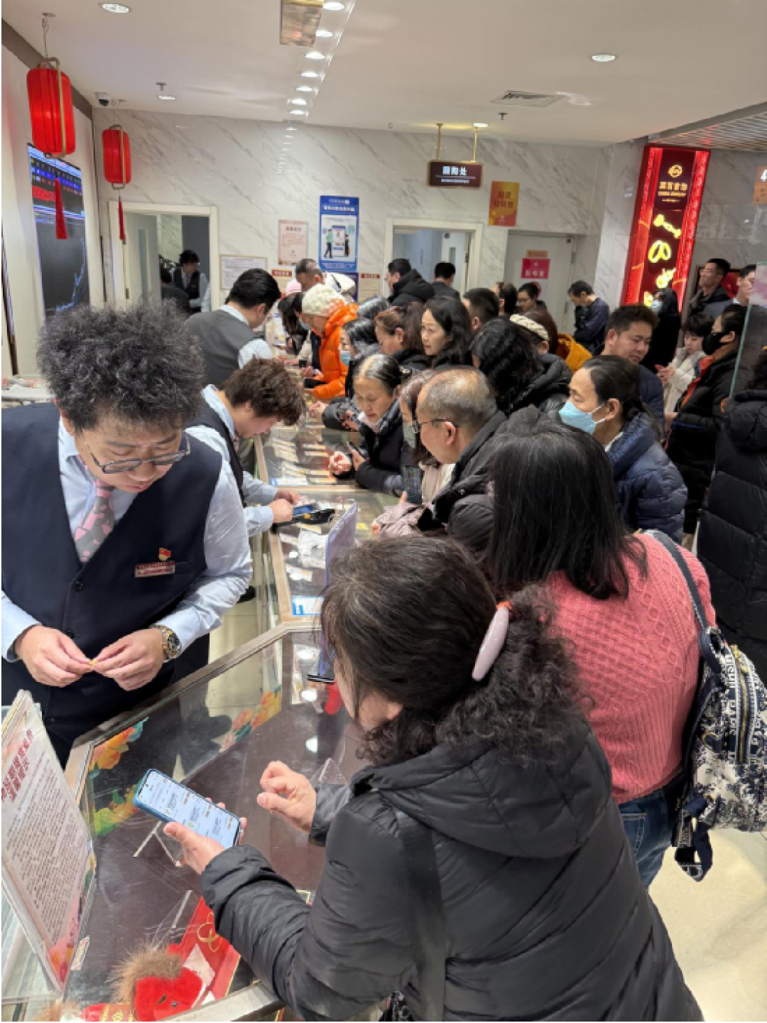 黄金史诗级涨跌,市场买卖两头热!柜台挤爆,“05后”入局“炒金”