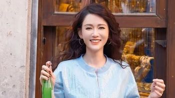陈乔恩烫羊毛卷也太美了，穿搭新中式+半身裙+羊毛卷，复古减龄！