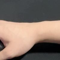 在FPS竞技游戏中，手腕到底贴不贴鼠标垫？这期视频给你答案。