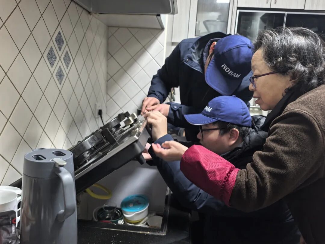 社企联动护平安!湾西街区携手老板电器为百户老人厨房安全“体检”