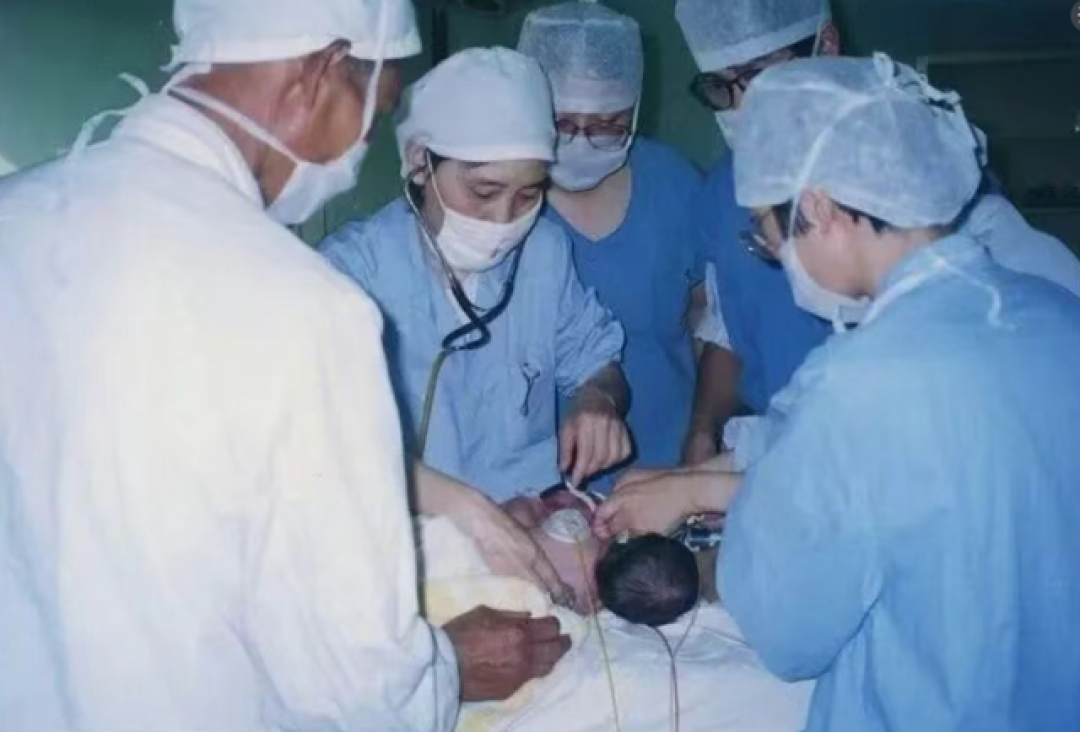 连体女婴分离28年后，当妈妈了！回到当年接受手术的医院生产，女儿小名叫……