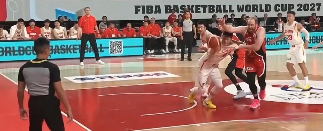 为什么中国男篮能在缺少周琦的情况下逆转日本队？从落后14分到领先七分发生了什么？