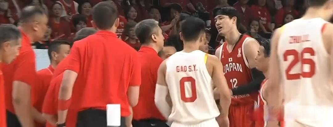 为什么中国男篮能在缺少周琦的情况下逆转日本队？从落后14分到领先七分发生了什么？