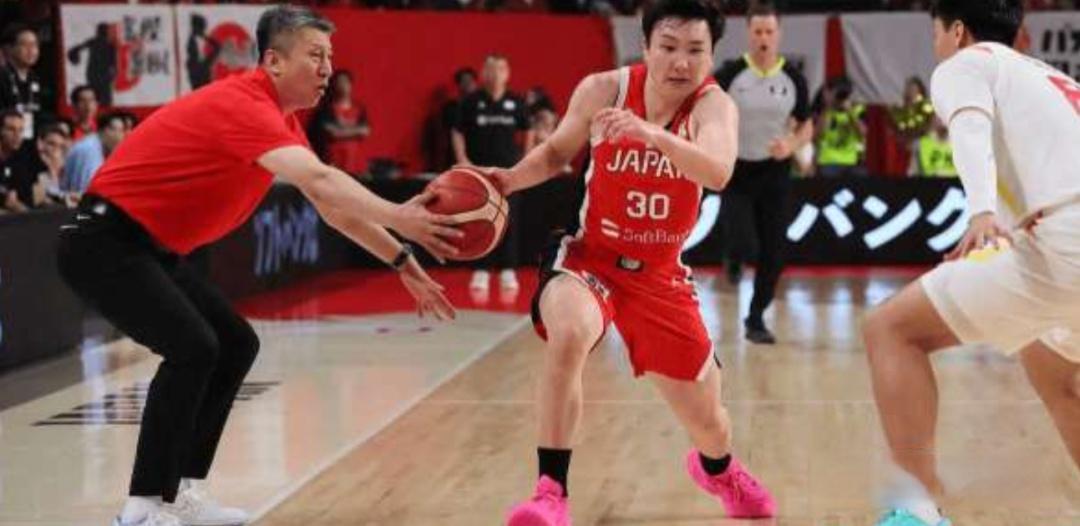 为什么中国男篮能在缺少周琦的情况下逆转日本队？从落后14分到领先七分发生了什么？