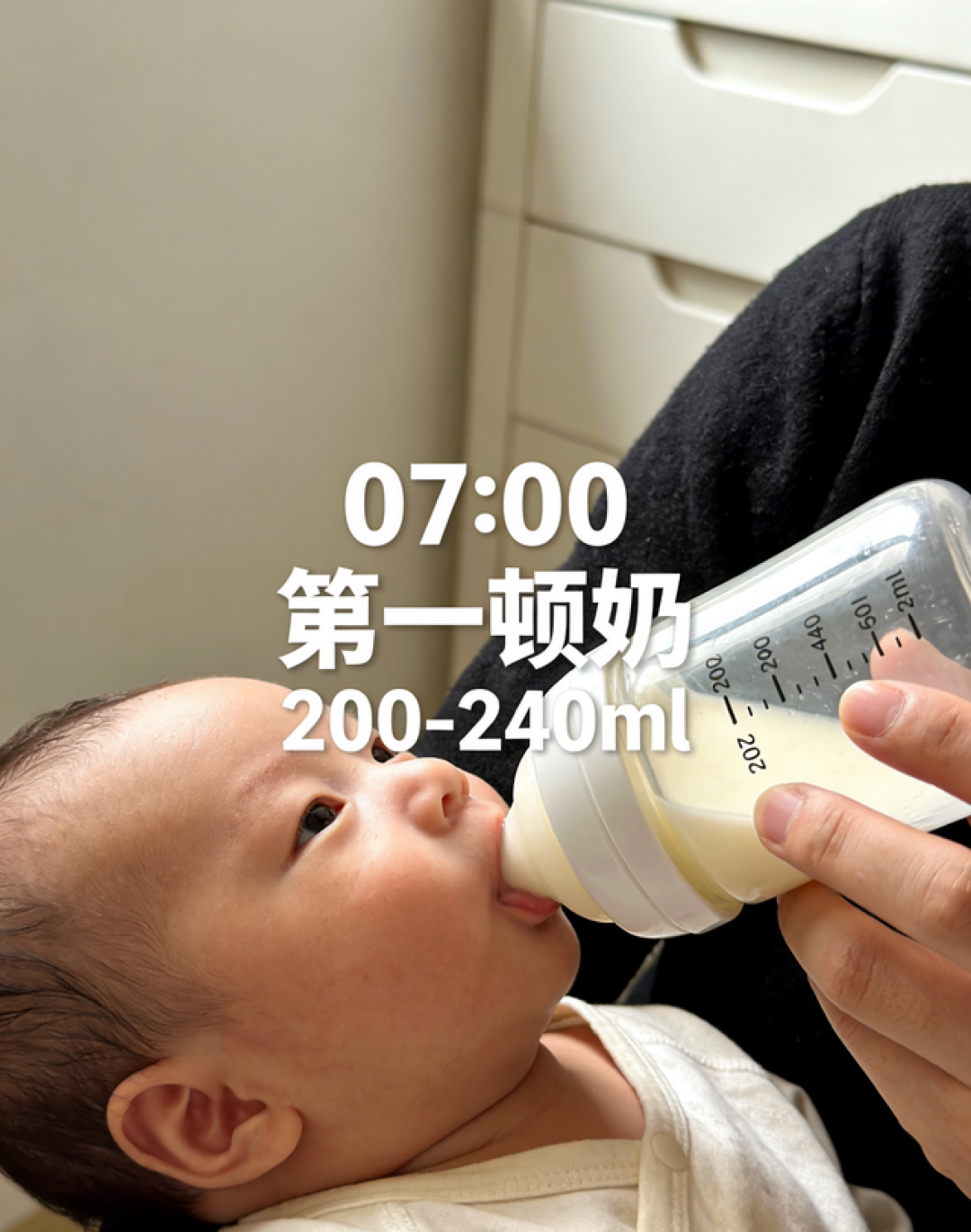 10月龄别瞎喂！坚持“2辅3奶”黄金作息，娃不积食猛长肉
