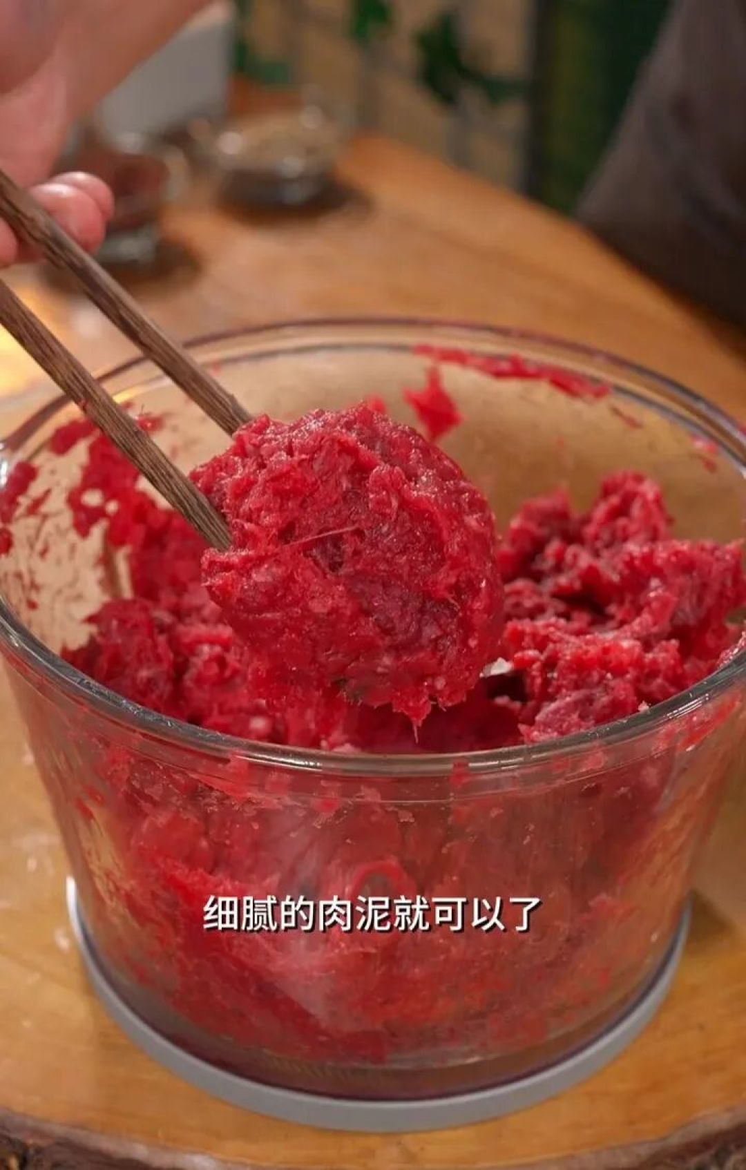 牛肉丸做到个个Q弹爆汁的诀窍到底是什么,今天教你用家里绞肉机就能做出Q弹爆汁的牛肉丸