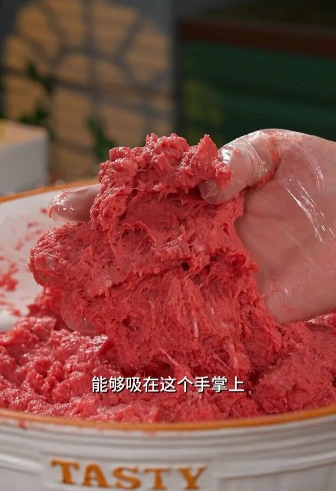 牛肉丸做到个个Q弹爆汁的诀窍到底是什么,今天教你用家里绞肉机就能做出Q弹爆汁的牛肉丸