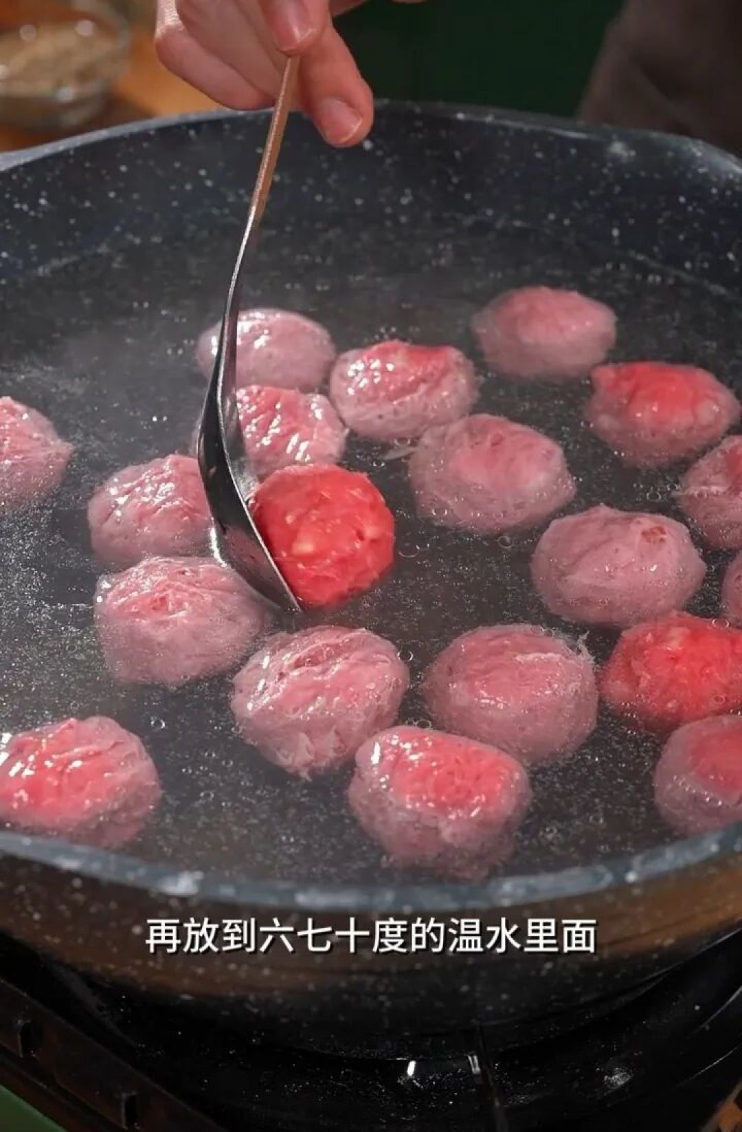 牛肉丸做到个个Q弹爆汁的诀窍到底是什么,今天教你用家里绞肉机就能做出Q弹爆汁的牛肉丸