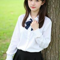 白衬衫黑百褶裙，藏着校园里的温柔时光