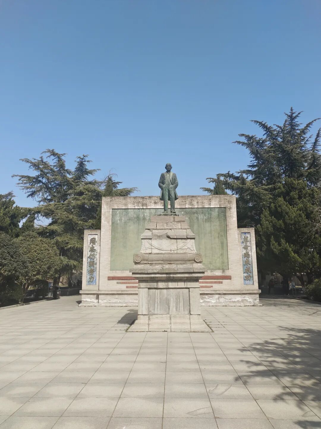 有一个公园,里面有三处历史文化古迹还免费。