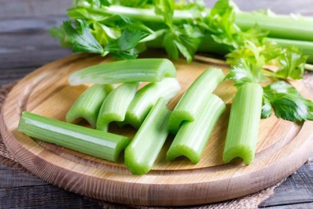 芹菜被关注!医生提醒:长期便秘患者吃芹菜,或有这4种改善